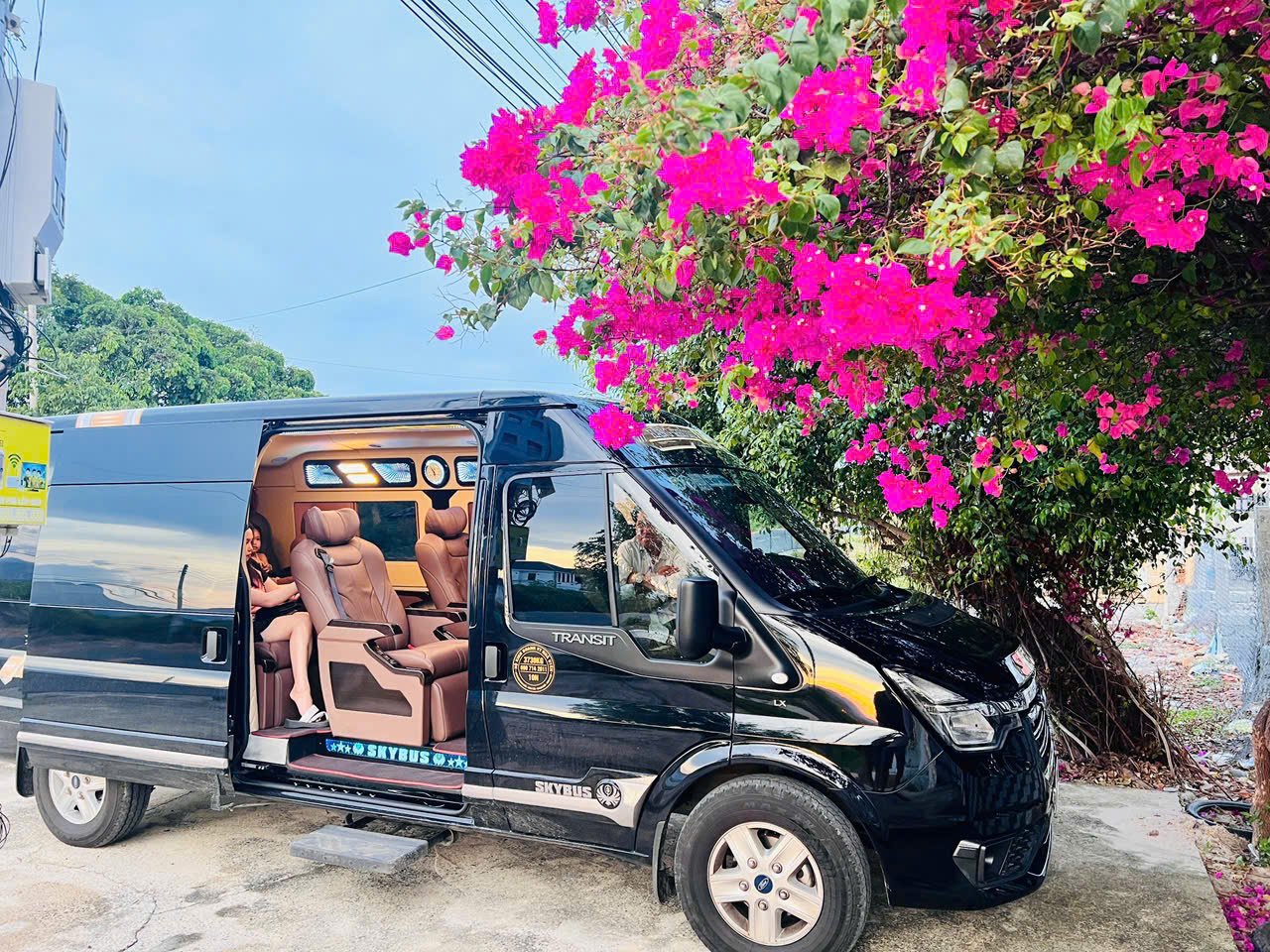 Xe limousine đưa đón sân bay có cần đặt trước không?