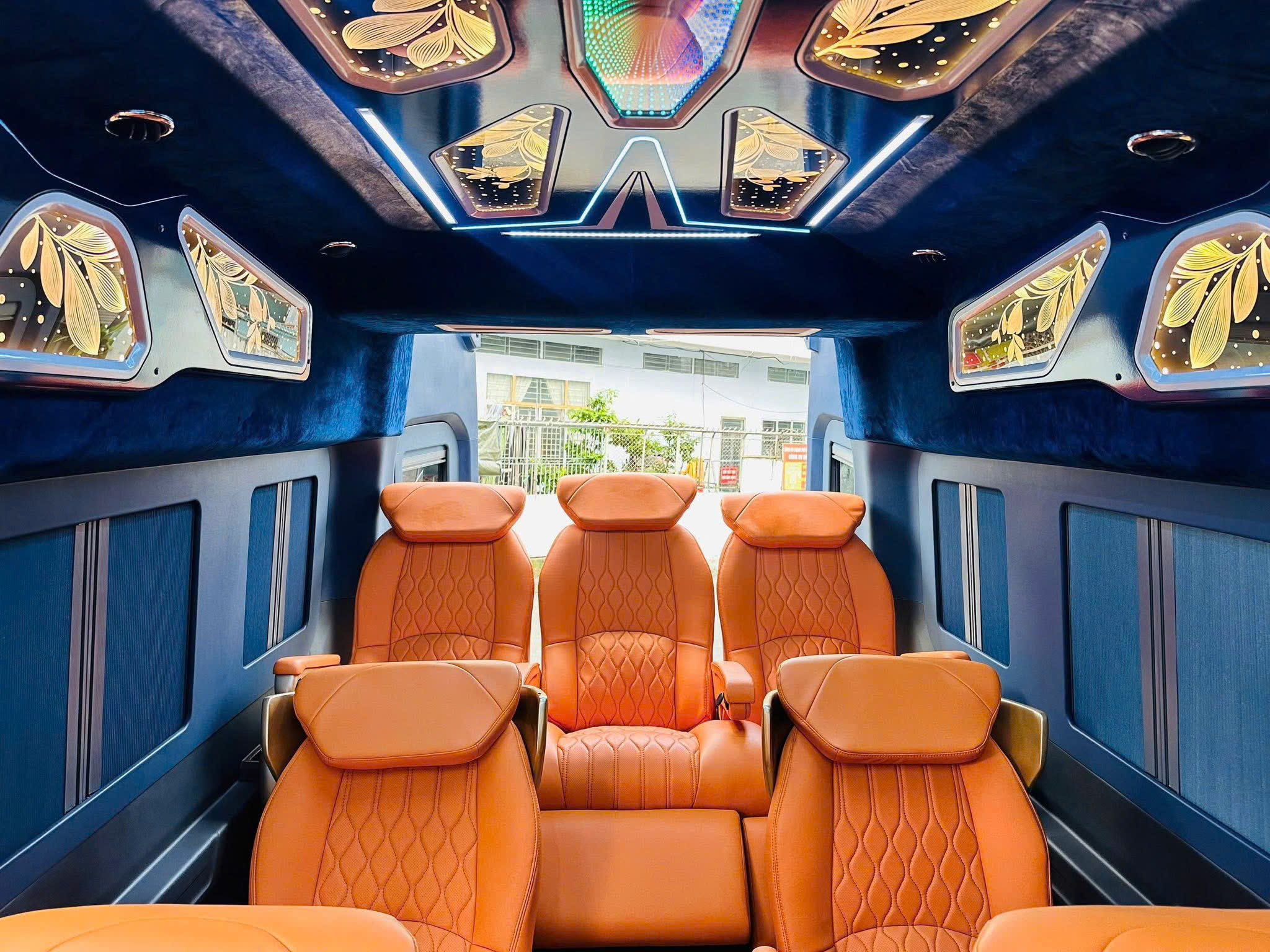 Xe Limousine đưa đón sân bay Sài Gòn